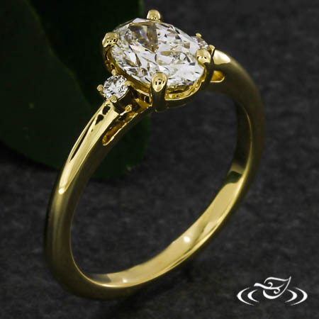  Diamond Engagement Ring With Oval Center 