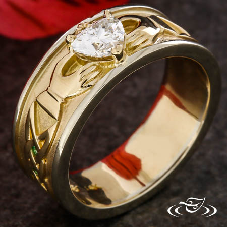 Claddagh ring. Traditional Irish ring in shape... - Stock Photo [93666051]  - PIXTA