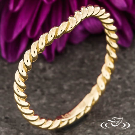"V" Shaped Contour Band With Twist Motif