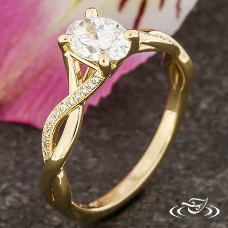  Oval Diamond Ring With Bead Set Twist Band