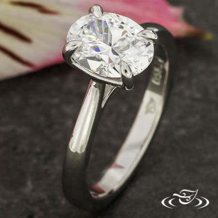 Oval Reverse Taper Solitaire