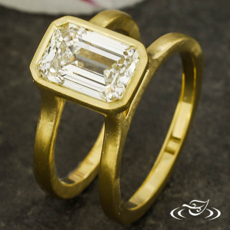 Modern Emerald Diamond Engagement Ring