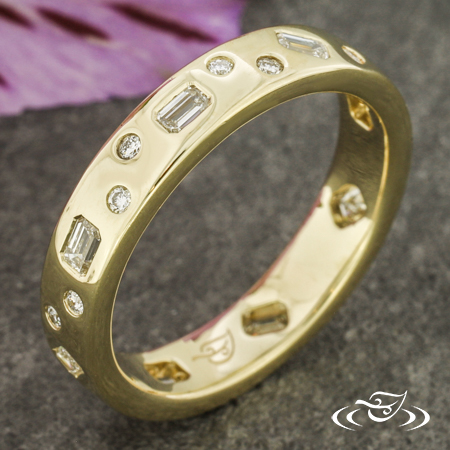 14Ky Flush Set Emerald And Round Lab Diamond Scatter Band