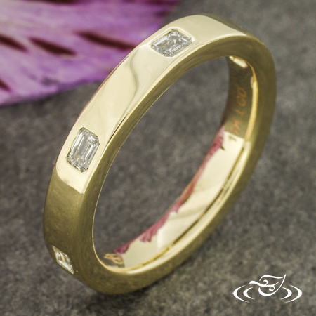 14Kty Flush Set Lab Emerald Diamond Band