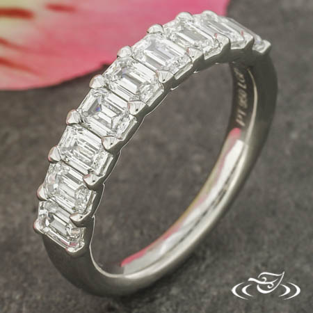PT Shared Prong Lab Emerald Set Band